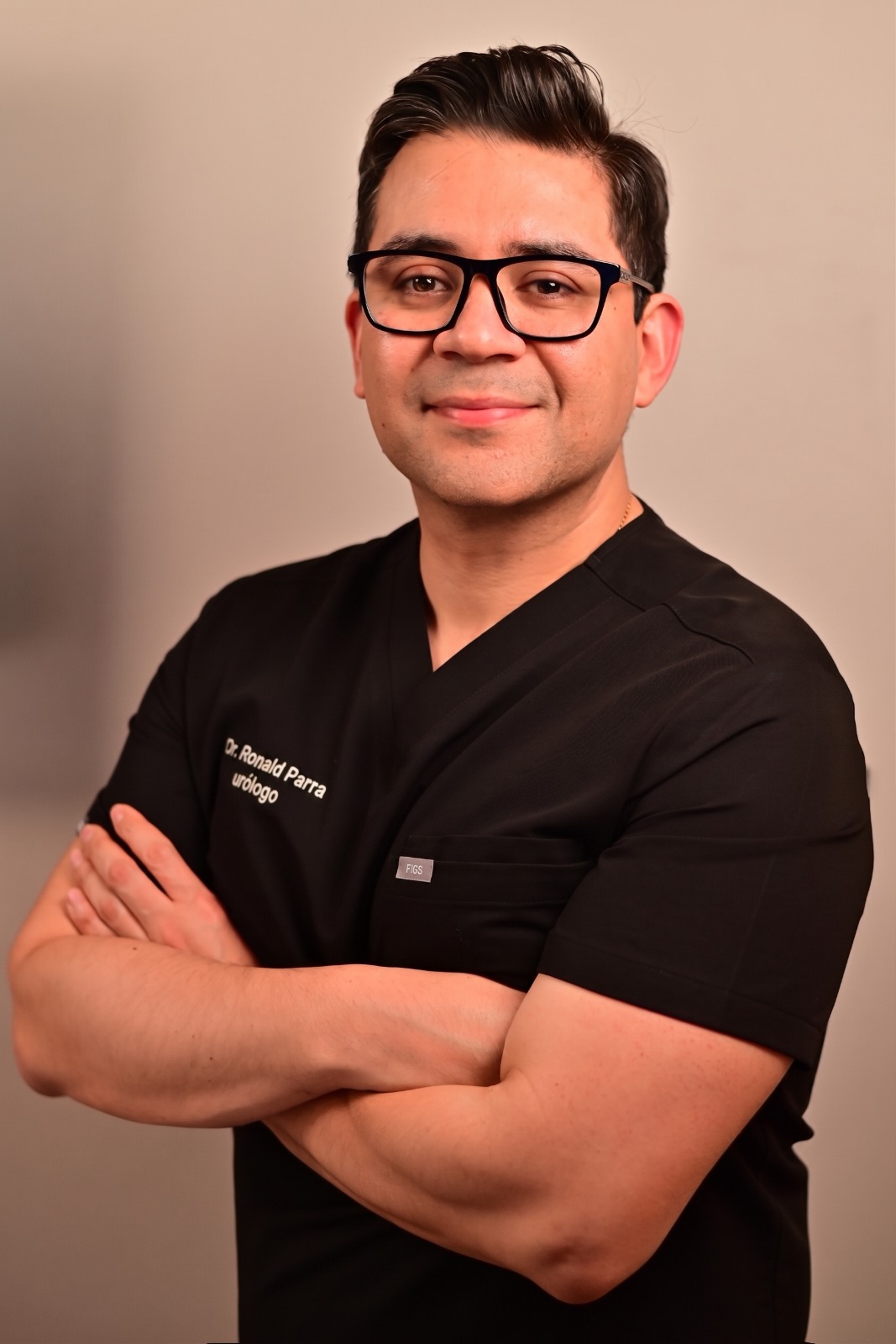 Retrato profesional del Dr. Ronald Parra C.