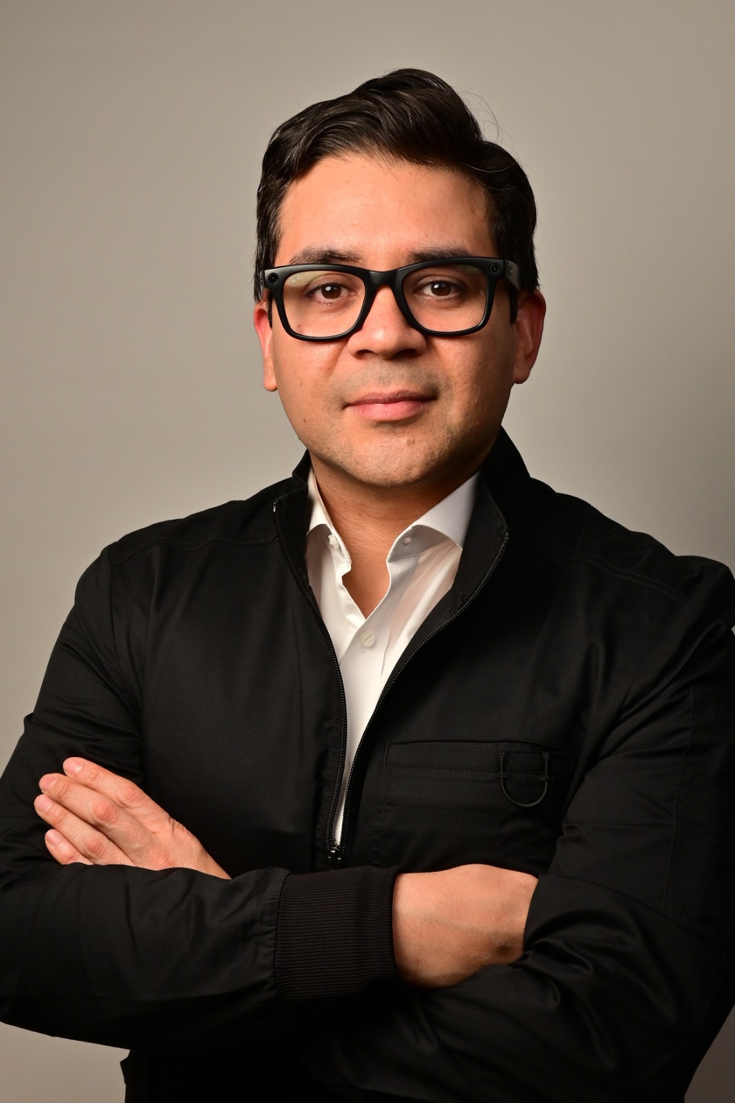 Retrato profesional del Dr. Ronald Parra C., cirujano urólogo