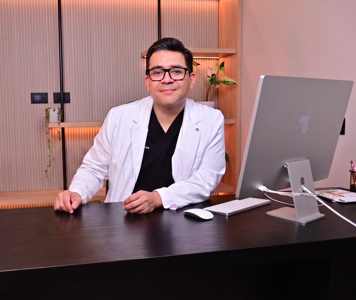 Dr. Ronald Parra C. en una sesión de telemedicina